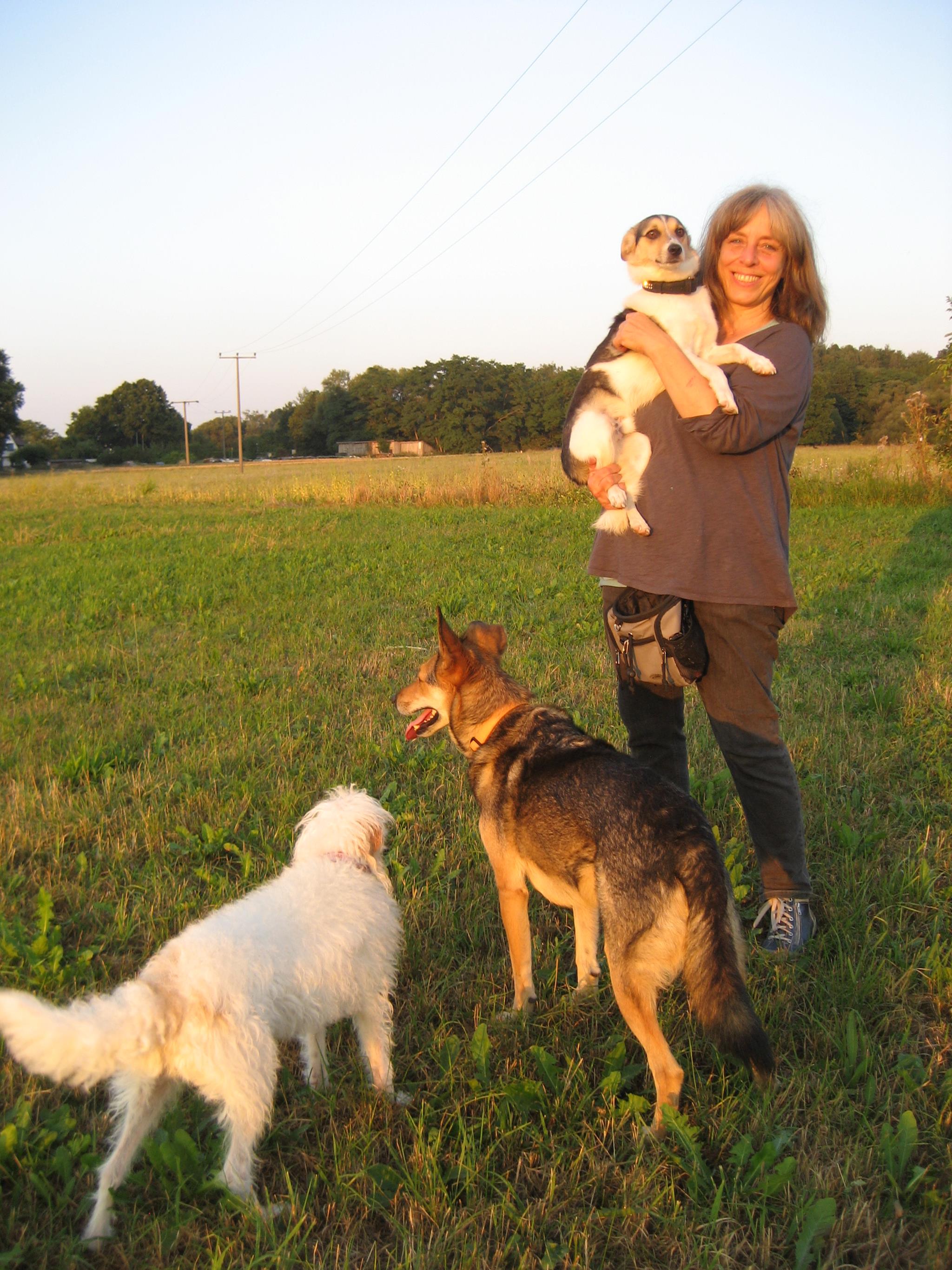 Monika Frank mit Hund auf Arm